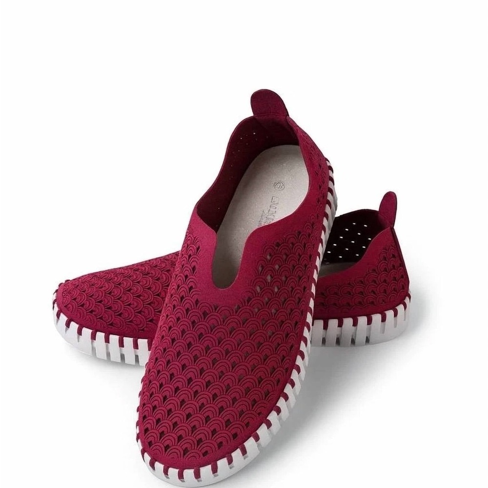 Isle Jacobsen Slip-On Casual Sneakers in Deep Berry Size 6